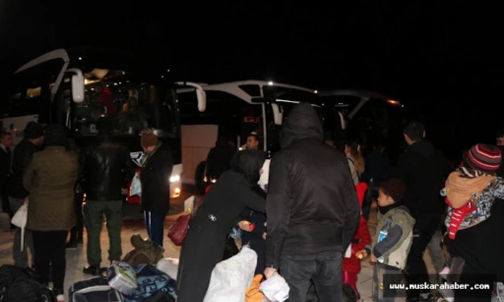 Τούρκοι συνοδεύουν λεωφορεία με μετανάστες στα σύνορα (βίντεο)